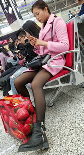 黑色丝袜粉色短裤少妇