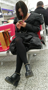 黑色丝袜短裙短发漂亮少妇