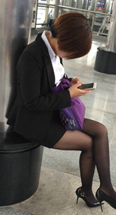 街拍黑丝黑高MM