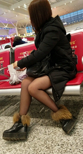 高铁站候车的黑色丝袜短发美眉