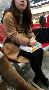 候车室黑色丝袜丰满大腿少妇