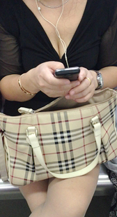 丰满肉丝女人诱人的事业线