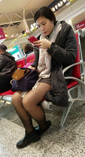 候车室黑丝少妇玩手机