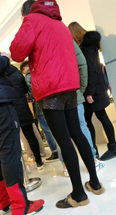 黑袜黑短裤少妇