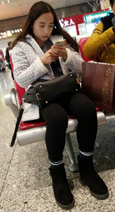 候车的黑色紧裤长发兔牙美眉