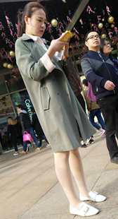 广场拍摄粉色连衣裙肉色丝袜长发美眉