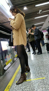 黑色丝袜牛仔短裤长腿妹子