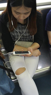 紧身破洞白裤美眉裸足