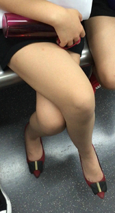 地铁短裙美腿美女