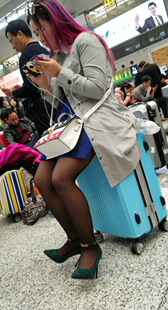 蓝色短裙红发高跟黑丝美眉