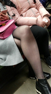 地铁黑色丝袜丰满大腿少妇