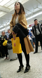 黑色短裙丝袜长发高跟少妇