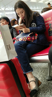 蓝色紧身牛仔裤长发美少妇