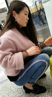 浅色上衣蓝色牛仔裤漂亮长发辣妈