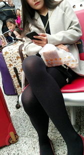 包臀短裙长发美眉黑色丝袜