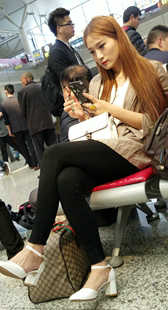 金色长发黑色紧身裤美腿玉足漂亮女神