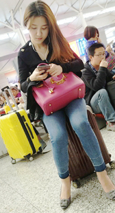 紧身牛仔裤美腿高跟长发少妇