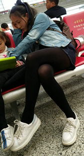 黑色丝袜牛仔短裤极品美腿小妹