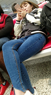 候车室蓝色紧身牛仔裤美眉