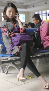 候车室浓妆淡抹美人