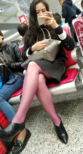 红色丝袜黑色连衣裙少妇