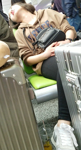 车站候车的黑色紧裤漂亮美女