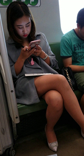 地铁高跟短裙大长腿美女