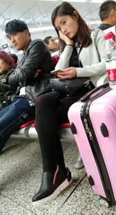 黑色丝袜短裙少妇脸红通通