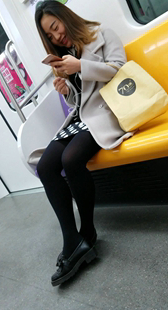 街拍原点花纹短裙黑丝美眉