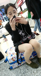 肉色丝袜黑色皮短裤妹子