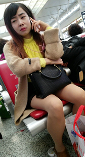 黑色皮短裙肉色丝袜长发少妇