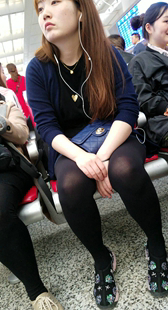 黑色丝袜丰满少妇粗壮大腿