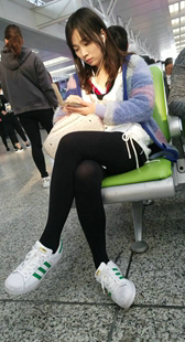 黑色打底丝袜长发美眉