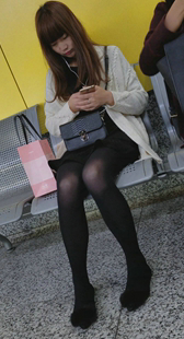 候车室黑丝短裙少女