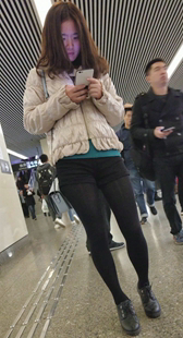 地铁站短裤黑袜少妇