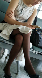 白色连衣裙黑丝黑高跟少妇