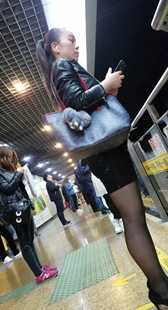 地铁黑丝包臀熟女