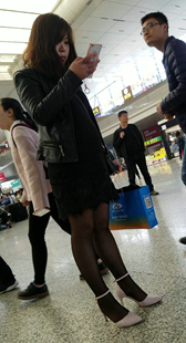 地铁黑丝美少妇