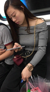 地铁小胸器美女玩手机