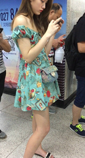 候车室花裙小美女