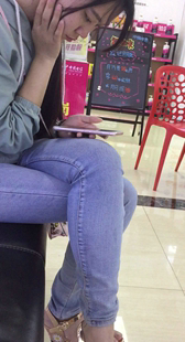 商场牛仔少女玩手机
