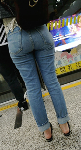 地铁蓝牛丰臀少妇