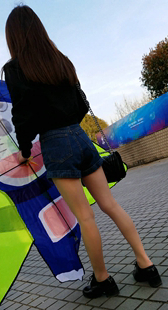 街拍蓝牛细腿小妹