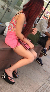 粉裤美腿美女在等谁呢