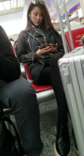 候车室黑裤小靓妹