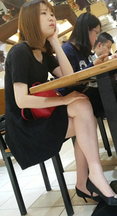 商场短裤性感美腿少妇