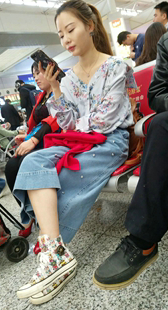 地铁候车室蓝牛少妇