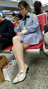 候车室眼镜少妇在等车