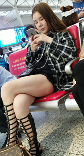 候车室热裤长腿美少妇
