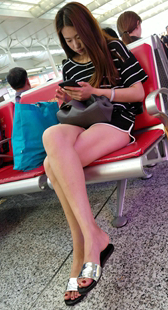 极品大长腿大美女玩手机